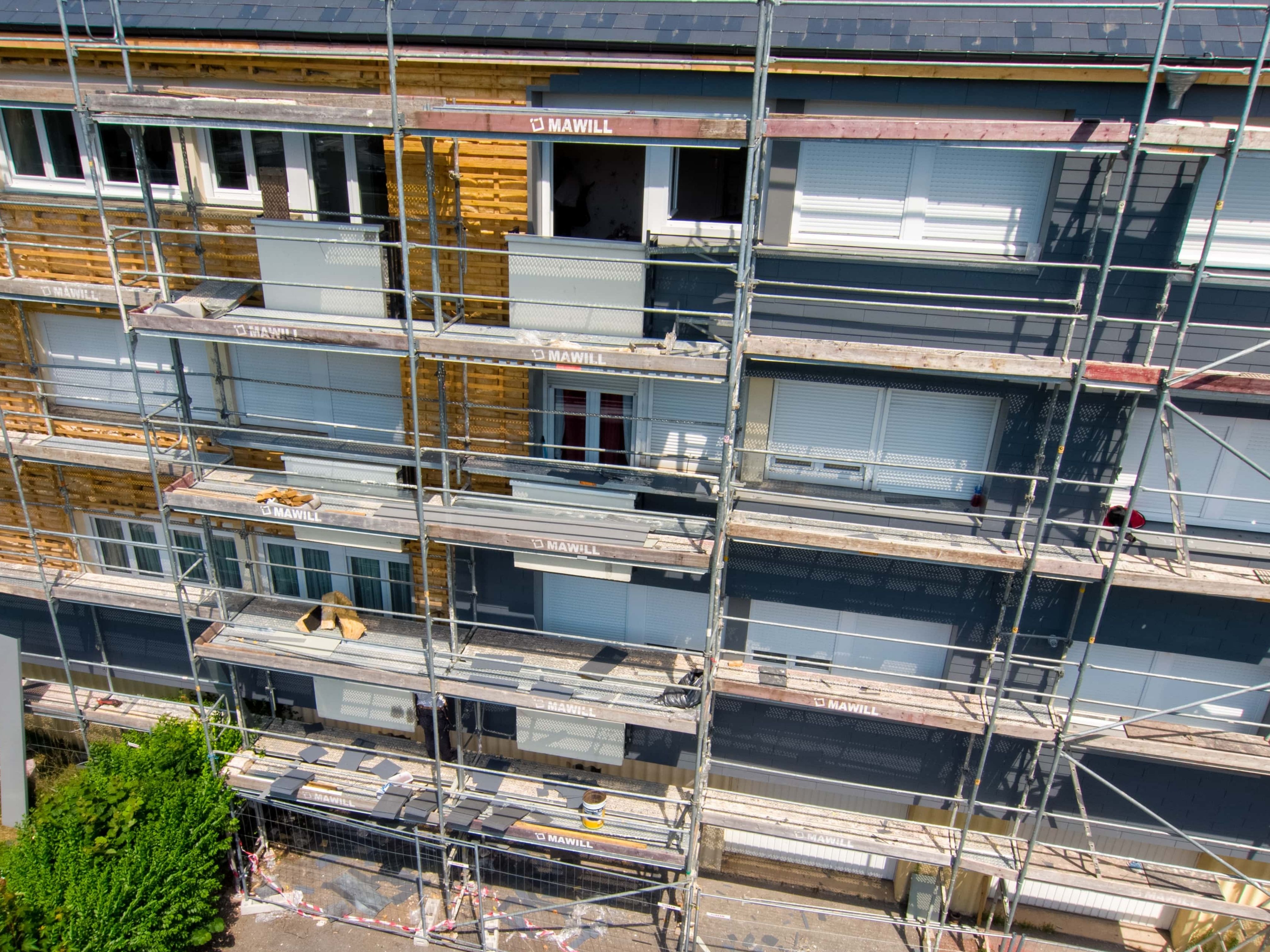 Mise en place d'un bardage sur la façade d'un bâtiment