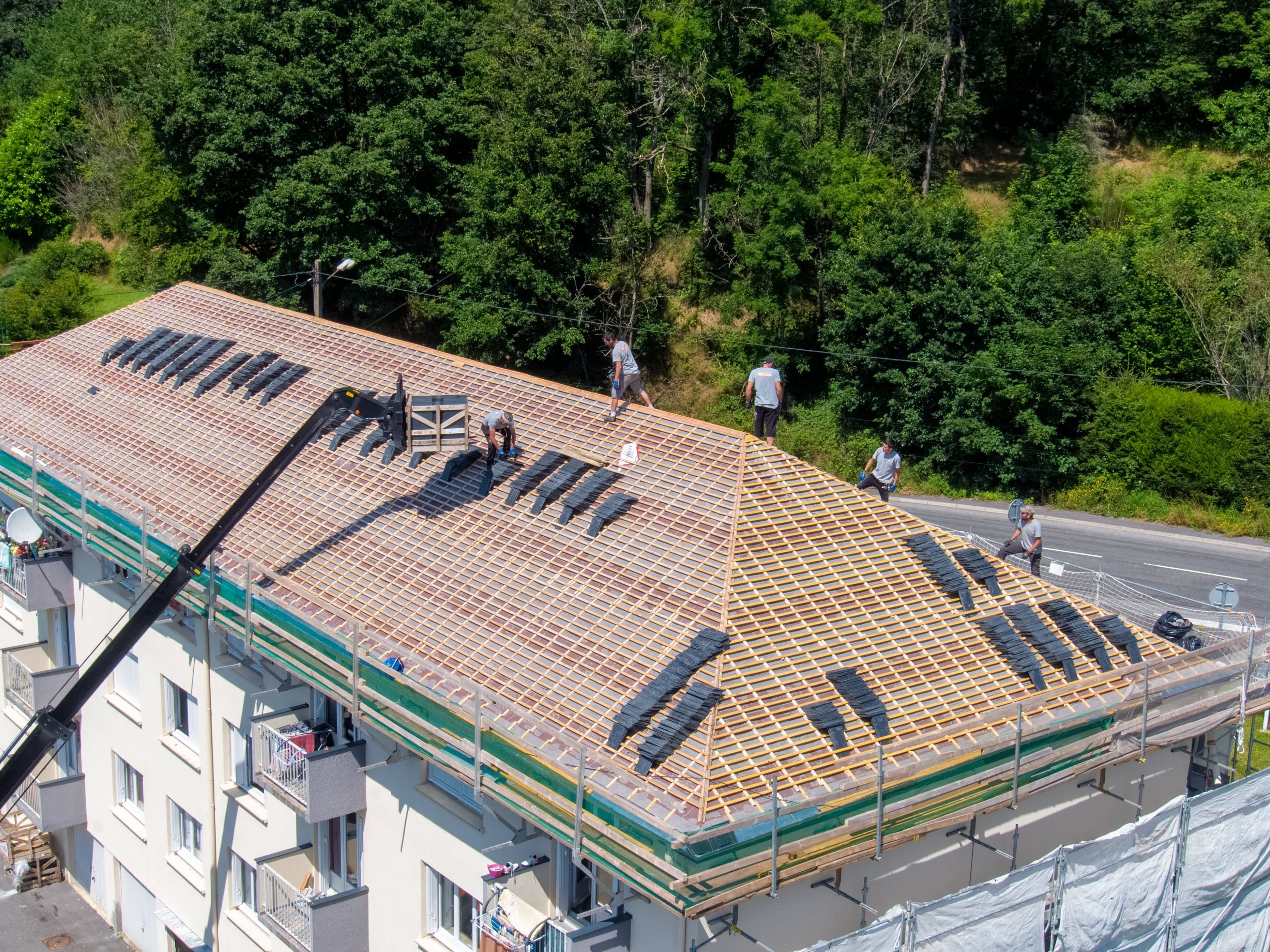 Pose de couverture de toit d'un bâtiment